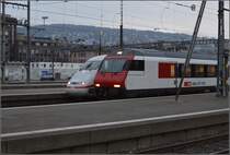 Guten morgen und Güezi. Ein ausgewachsener Schweizer IC überragt den ICE 1 in Zürich bei Trauerwetter. Dezember 2015.
