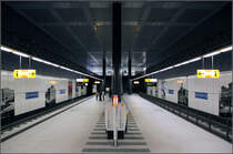 Stationshalle -

Blick in die 11 Meter hohe Halle der U-Bahnstation Hauptbahnhof in Berlin. Die Deckenbereiche sind dunkel gehalten, während die Bahnsteigwände im unteren Bereich mit hellen Platten verkleidet sind.

16.08.2010 (M)