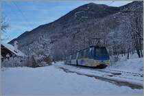 Da der Gegenzug etwas später kam, fährt der SSIF Ferrovia Vigezzina Treno Panoramico D 53 P  ohne (Dienst)-Halt in Gagnone-Orcesco durch.
8. Jan. 2016
