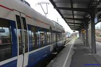 RB 48 der national express (Detailaufnahme) wartet am 10.1.2016 im Bahnhof Bonn - Mehlem auf seine Abfahrt nach Gruiten. Im Hintergrund ist ein weiteres Fahrzeug der national express auf einem Abstellgleis zu sehen, was auf seinen Einsatz wartet.