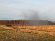 Noch einige Minuten nach dem der Sonderzug mit der 78 468 vorbei gefahren war hielt sich die Rauchwolke über den Feldern und verteilte den unverkennbaren Duft einer Dampflok in der Landschaft.

Anröchte 09.01.2016