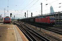 185 017-1 am 04.10.2014 bei der Durchfahrt mit einem Redbullzug (Bludenz - Bremerhaven/Hamburg) in Basel Bad Bf, den sie in Muttenz übernommen hat. Links im Bild steht 120 111-0 abgestellt am Bahnsteig und neben dran weiter im Hintergrund wartet Re 4/4 11111 auf die Ankunft des EC 9 (Hamburg Altona - Zürich HB) um diesen dann bis zum Endbahnhof zu befördern.