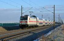 146 564 führte am 09.01.16 ihren IC 2235 aus Emden durch Braschwitz Richtung Halle(S). Seit dem Fahrplanwechsel werden die IC-Züge der Linie Leipzig - Oldenburg - Norddeich mit den neuen IC-Doppelstockzügen gefahren.