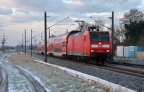 Seit dem Fahrplanwechsel haben Loks der Reihe 146 die bisher auf der Linie Magdeburg - Halle eingesetzten Loks der Baureihe 112 abgelöst. Wegen Bauarbeiten im Hbf Halle werden die RE bis Naumburg(Saale) verlängert. Von dort kommend zog 146 031 am 09.01.16 einen RE durch Braschwitz Richtung Magdeburg.