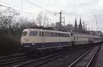 110483 mit E nach Bielefeld fährt am 25.3.1993 um 14.17 Uhr von Köln HBF kommend in Köln Deutz ein.