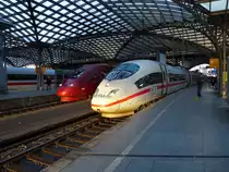 Ein Deutscher mit Belgischen Wurzeln und eine Niederländer warten auf die Abfahrt in Köln Hbf. (09.01.2016)

Links: THA 9401 nach Duisburg Hbf
Rechts: ICE 121 nach Frankfurt am Main Hbf.