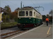 Gute zwanzig Jahre später an der praktisch gleichen Stelle wartet wieder ein BAM BDe 4/4 auf seine Fahrgäste nach L'Isle Mont la Ville.
Zwar eine Planzug, doch dank des Jubiläums  120 Jahre BAM  mit dem historischen  BCFe 4/4 N°2 und einem Bi geführt. 
24. Okt. 2015