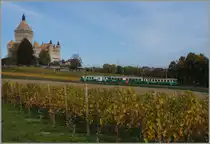 Unübersehbar: das Château de Vufflens. Wie gut hat die BAM ihre Züge etwas kräftig lackiert, so das auch der vergleichsweise kleine Regionalzug 142 nicht zu übersehen ist.
20. Okt. 2015