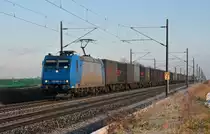 185 520 der CFL Cargo zog am 09.01.16 einen BlackBoxx-Containerzug durch Braschwitz Richtung Halle(S).