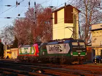 Locotrain 193 220 und PSŽ 193 820 in Bf. Komárom. 193 820 hat auf der Probefahrt gewartet. 13.01.2016. 