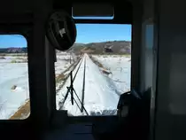 Hanasaki-Linie, Fahrt durch die Sümpfe von Akkeshi, in Triebwagen KIHA 54 519, 19.Februar 2009. (von der Einstiegsplattform aus; der Führerstand ist links angeordnet und mit einer Türe abgeschlossen)