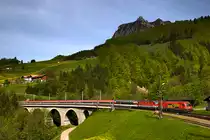 1116 064-7 und die 1144 073-4 fahren mit dem EC 163 von Zürich HB nach Graz Hbf über die Schmiedtobelbrücke in Dalaas.Bild vom 12.5.2015