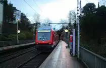 Ein Nachschuss von dem RE4 aus Dortumund-Hbf nach Aachen-Hbf.
Aufegenommen von Bahnsteig 1 in Aachen-Schanz. 
Bei Schneeregenwolken am Morgen vom 13.1.2016.