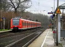 Die Rhein Niers Bahn (RB33) aus Aachen-Hbf-Heinsberg-Rheinand-Duisburg-Hbf kommt aus Richtung Aachen-West,Laurensberg,Richterich, und hält in Kohlscheid und fährt in Richtung Herzogenrath,Mönchengladbach.
Aufgenommen von Bahnsteig 2 in Kohlscheid.
Bei Sonne und Wolken am Kalten Nachmittag vom 13.1.2016.