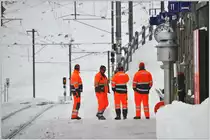 Schneeräumung in Ospizio Bernina. Neben allerlei Maschinen ist nach wie vor Handarbeit gefragt. Nach getaner Arbeit dürfen die Hände aufgewärmt werden. (14.01.2016)
