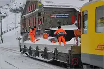 Schneeräumung in Ospizio Bernina. Neben allerlei Maschinen ist nach wie vor Handarbeit gefragt. (14.01.2016)