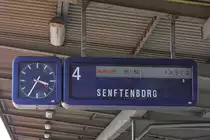 Ein Faltblattanzeiger der Fa. MAN am Gleis 4 in Berlin Schönefeld Flughafen am 21.04.2013.