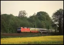 Am 6.5.1993 bespannte 120130 den E 3368 nach Münster. Im Zug wurden auch IC Wagen mitgeführt. Das Foto entstand kurz nach Ausfahrt aus dem Bahnhof Natrup Hagen um 8.22 Uhr.