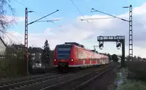 Neu im Saarland ist 425 017. Der leider etwas verschmierte 425er war vorher in Hessen zu sehen. Die Sonne hat schon den Schnee der letzten Tage aufgeleckt als die RB von Homburg nach Trier unterwegs ist. Bahnstrecke 3230 Saarbrücken - Karthaus am 17.01.2016