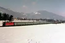 SBB: Vor der Inbetriebnahme der 44 Inter City-Neigezüge (ICN) RABDe 500 ab dem Jahre 1999, prägten die  dunkelgrünen Züge  das alltägliche Bild der Jurasüdfuss Linie. Zug mit Re 4/4 II und 13 EW II bei Niederbipp im Winter 1998.
Foto: Walter Ruetsch
 