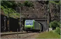 Zwei BLS Re 485 verlassen mit einem Güterzug den 1560 langen Prato Kehrtunne kurz vor Faido.
23. Juni 2015