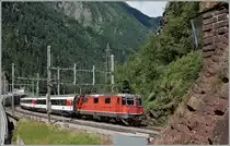 Die Re 4/4 II 11302 erreicht mit ihrem EC 153 von Luzern nach Milano den Dazio Tunnel und somit die Dazio Grande.
23. Juni 2015