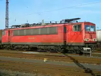 155 273 der Hochleistungscontainer der Railion Logistics am 08.11.2015 mit einem Kesselwagenzug im Bhf Großkorbetha.