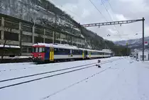 Eine �ra ist nun endg�ltig zu Ende; der letzte noch im Personenverkehr eingesetzte RBe wurde per Fahrplanwechsel ausrangiert und abgestellt. Bei der SBB verkehrten sie bereits seit 2014 nicht mehr, nun, nur ein Jahr sp�ter, hat auch die OeBB ihren Pendel ausgemustert. Der 2. vorhandene Triebwagen wird noch f�r G�terz�ge gebraucht, der Pendel im Bild wartet jedoch auf sein weiteres Schicksal:
RBe 205 (ex. SBB RBe 540 019-7), AB EWII 505 (ex. SBB 50 85 39-35 033-2) und BDt EWI 905 (ex. SBB 50 85 82-33 977-8) stehen abgestellt in Klus, 17.01.2016.