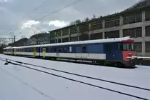 Eine �ra ist nun endg�ltig zu Ende; der letzte noch im Personenverkehr eingesetzte RBe wurde per Fahrplanwechsel ausrangiert und abgestellt. Bei der SBB verkehrten sie bereits seit 2014 nicht mehr, nun, nur ein Jahr sp�ter, hat auch die OeBB ihren Pendel ausgemustert. Der 2. vorhandene Triebwagen wird noch f�r G�terz�ge gebraucht, der Pendel im Bild wartet jedoch auf sein weiteres Schicksal:
BDt EWI 905 (ex. SBB 50 85 82-33 977-8), AB EWII 505 (ex. SBB 50 85 39-35 033-2) und RBe 205 (ex. SBB RBe 540 019-7) stehen abgestellt in Klus, 17.01.2016.