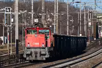 1063 023 erklimmt die Haidestrasse in Wien. die Aufnahme entstand am 08.01.2016.