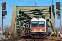 5047 094, unterwegs als R 2578 von Wien Hbf. nach Raasdorf hat Wien Praterkai verlassen und fährt über die Donaubrücke seinem nächsten Halt Wien Stadlau entgegen. Die Aufnahme entstand am 17.01.2016.