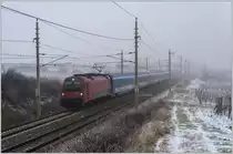 1216 231 mit RJ 557 von Praha hl. nach Graz in den Weinbergen zwischen Gumpoldskirchen und Pfaffstätten, 6.1.2016