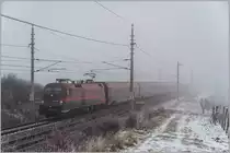 Nebel in Pfaffstätten: 1116 229 mit RJ 559 nach Graz rollt durch die Weinberge zwischen Gumpoldskirchen und Pfaffstätten. Das Bild entstand beim Warten auf den Dampfzug nach Mürzzuschlag - ich musste aber nach diesem Bild aus Zeitmangel abbrechen...
Pfaffstätten, 6.1.2016