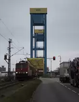 Ein doch eher seltener Besuch auf der Kattwykbrücke. 
Die Zufahrt zum Hamburger Hafen über die Kattwykbrücke wird eigentlich eher selten von Loks der DB benutzt. Lediglich der ein oder andere Kohlezug verkehrt mit einer Lok der Deutschen Bahn. 
Ein Gemischter Güterzug wie der auf dem Bild zu sehende ist dabei die Ausnahme. 
Dieser Zug mit Fahrtziel Hamburg Waltershof und einer Plandurchfahrt gegen 4:30 konnte am 29.12.15 gegen 10:30 bei der Überfahrt der Kattwykbrücke aufgenommen werden. 
Zuerst aber lieferte ich mir noch ein spannendes Rennen mit dem Zug. 
Zum Glück passierte wenige Minuten zuvor noch ein anderer Güterzug die Kattwykbrücke, sodass die Trasse noch nicht frei war und der Zug noch ein paar Minuten vor einem roten Signal ausharren musste. 
Glücklicherweise war an dem Zug dann auch noch eine 155, 155 048, welche mir auf meiner Festplatte bisher noch fehlte.
