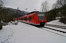 Einfahrt einer S1 nach Osterburken am heutigen Sonntag den 17.1.2016 in Neckargerach,
nächster Halt des  425 520-0 ist dann Binau.