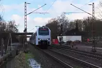 Bis Ende 2016 soll  unsere  Anrufschranke in Saarlouis Roden verschwinden. Dort wo der rote Container steht soll eine Unterführung für Radfahrer und Fußgänger gebaut werden. Durch die Bauarbeiten ist das Signal vor dem Abzweig der Dillinger Hütte etwas in Schieflage geraten. 429 119 ist als RE (SÜWEX) von Koblenz nach Saarbrücken unterwegs. Bahnstrecke 3230 Saarbrücken - Karthaus am 17.01.2016 Standpunkt im sicheren Bereich der Fußgänger Passage!