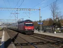 SBB - IC bei der durchfahrt im Bahnhof Münsigen mit der Lok 460 020-1 am 24.12.2015