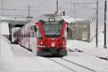 R1640 mit Allegra 3507 nach St. Moritz erreicht Ospizio Bernina. (14.01.2016)