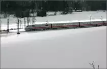 . Ein Lichtstreif für den ICE -

Ein ICE 1 in Richtung Ulm unterwegs im winterlichen Lonetal bei Urspring.

17.01.2016 (M) 