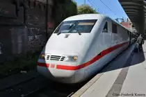 Bild 142:
Am 09.05.2015 war ICE-Tz 0154  Flensburg  als ICE 883 von Kiel nach München unterwegs. Hier zu sehen ist der  nicht zählende Kopf  401 554-3 beim Halt in Hamburg Hbf