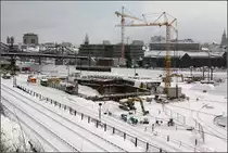 . Ein Kran für die Straßenbahn Ulm, ein Kran für die NBS Stuttgart Ulm -

In der Baugrube in Bildmitte befindet sich das Tunnelportal des Albabstiegtunnels der Neubaustrecke Stuttgart Ulm, darüber in Bildmitte der Bau des Widerlagers für die Straßenbahnbrücke der zukünftigen Linie 2. Diese Brücke wird das Bahngelände schräg queren und in etwa auf meinen Standort zulaufen. Die Linie 2 wird dann einmal den Kuhberg mit dem Eselsberg verbinden. Es ist sehr erfreulich, dass die Ulmer Straßenbahn eine zweite Linie bekommt.

17.01.2016 (M)