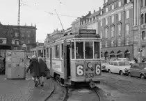 København / Kopenhagen Københavns Sporveje SL 6 (Tw 533 + Bw 15xx) Kongens Nytorv im Februar 1968. - Scan von einem S/W-Negativ. Film: Sakura Konipan SS. Kamera: Konica EE-matic.