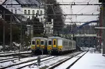 Links steht ein Belgischer Triebwagen 650 und daneben steht noch ein  Belgischer Triebwagen 657 abgestellt im Bahnhof Welkenraedt(B).
Bei Schnee und Sonne am Kalten Nachmittag vom 17.1.2016.