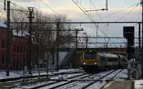 Ein IC 512 aus Oostende(B) nach Eupen(B) und kommt aus Richtung Verviers(B) und fährt in Welkenraedt(B) ein und fährt dann weiter in Richtung Eupen(B). Aufgenommen am Bahnhof von Welkenraedt(B). Bei Schnee und Sonne am Kalten Nachmittag vom 17.1.2016.
