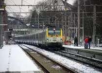 SNCB 1854 kommt mit dem IC 538 aus Eupen(B) nach Oostende(B) und kommt aus Richtung Eupen(B) und fährt in den Bahnhof von  Welkenraedt(B).
Bei Schnee und Sonne am Kalten Nachmittag vom 17.1.2016.