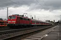 Ausfahrt von 111 060-0  1000 Jahre Gundelfingen  mit einer RB (Offenburg - Basel Bad Bf) am 16.10.2014 aus dem Bahnhof von Lahr (Schwarzw) gen Orschweier.