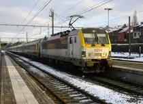 SNCB 1854 kommt mit dem IC 538 aus Eupen(B) nach Oostende(B) und kommt aus Richtung Eupen(B) und hilt in Welkenraedt(B) und fährt dann weiter in Richtung Dolhain-Gileppe(B),Verviers(B). Aufgenommen am Bahnhof von Welkenraedt(B). Bei Schnee und Sonne am Kalten Nachmittag vom 17.1.2016. 
Bei Schnee und Sonne am Kalten Nachmittag vom 17.1.2016.