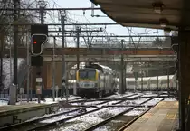 SNCB 1893 steht mit einem Belgischer Doppeldecker im Bahnhof von Welkenraedt(B).
Aufgenommen am Bahnhof von Welkenraedt(B).
Bei Schnee und Sonne am Kalten Nachmittag vom 17.1.2016.