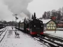 Vor der Abfahrt nach Göhren stand 99 4633 mit einem,während der Winterzeit,fahrenden Vier-Wagenzug,am 17.Januar 2016,in Putbus.