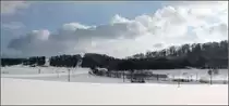 . Ohne das Landschaftsbild zu stören -

Bahnstrecke, Zug und auch die Bundesstraße sind hier relativ harmonisch und unauffällig in die Landschaft der Schwäbischen Alb integriert. Durch seine Farbgebung ist der ICE 3-Zug auch noch relativ gut getarnt im winterlichen Umfeld.

17.01.2016 (M)